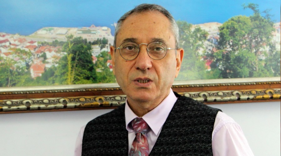 Gzlerimizle dokunup, yreimizle sarlmalyz