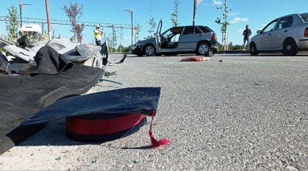 Güle oynaya gittiler, dönüşte kaza yaptılar