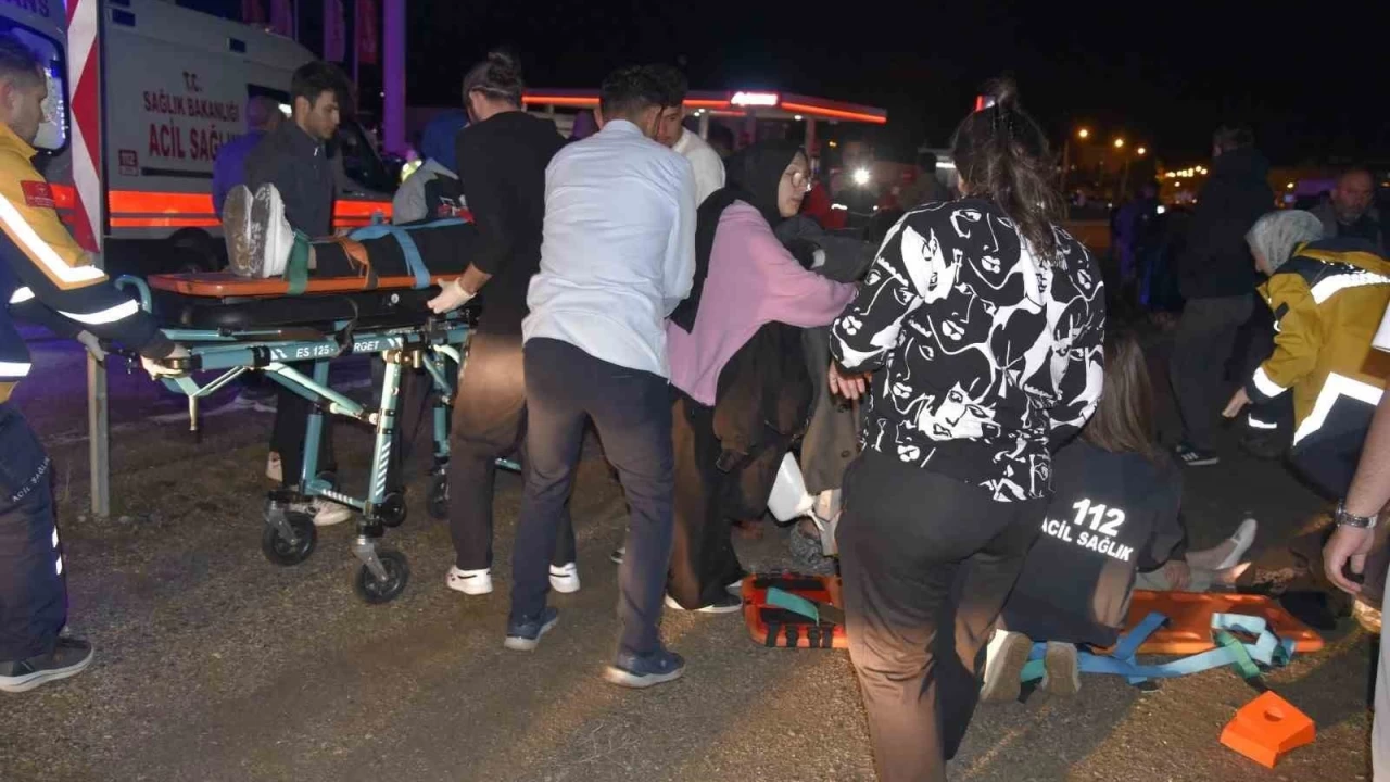 Gümüşhane'de can pazarı... 2 araç yayaların arasında daldı: 11 yaralı
