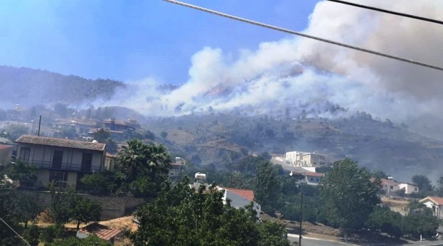 Güney Kıbrıs'ta yangın paniği
