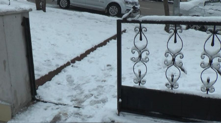 Güpegündüz sitenin demir kapısını çaldı
