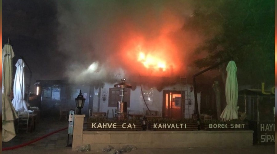 Hacı Bayram Veli Camisi'nin avlusundaki kafede yangın