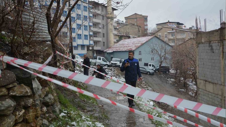 Hakkari'de heyelan nedeniyle 3 ev tahliye edildi