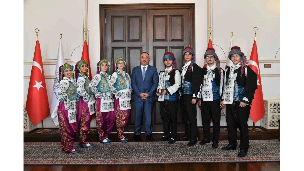 Halk oyunlar�nda Tekirda�l� ekip T�rkiye ikincisi oldu