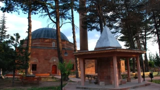 Hasandede Camii ve Türbesi: Taşlara kazınmış inanç ve tarih