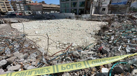 Hatay'da bir enkazın bodrum katında ceset bulundu