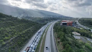 Hatay'da heyelan yolu kapatt: Kilometrelerce ara kuyruu olutu