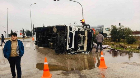 Hatay'da öğrenci servisi ile tır çarpıştı