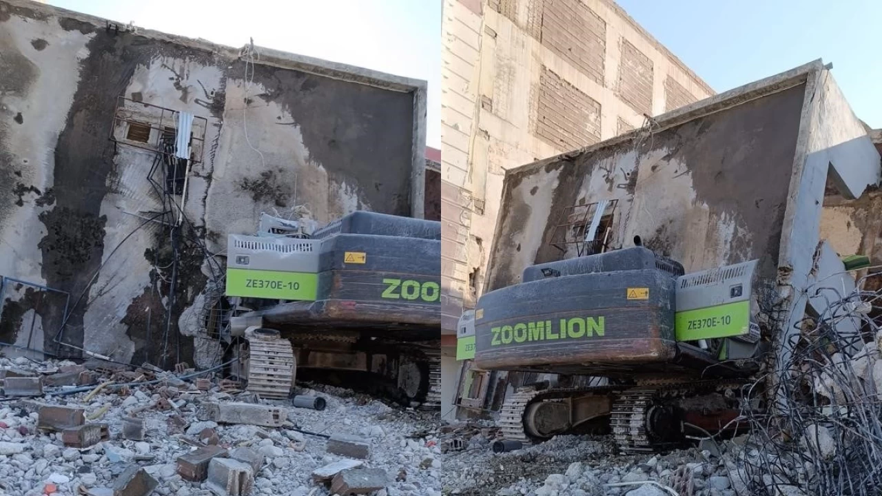 Hatay'da y�k�m esnas�nda bina i� makinesinin �zerine ��kt�
