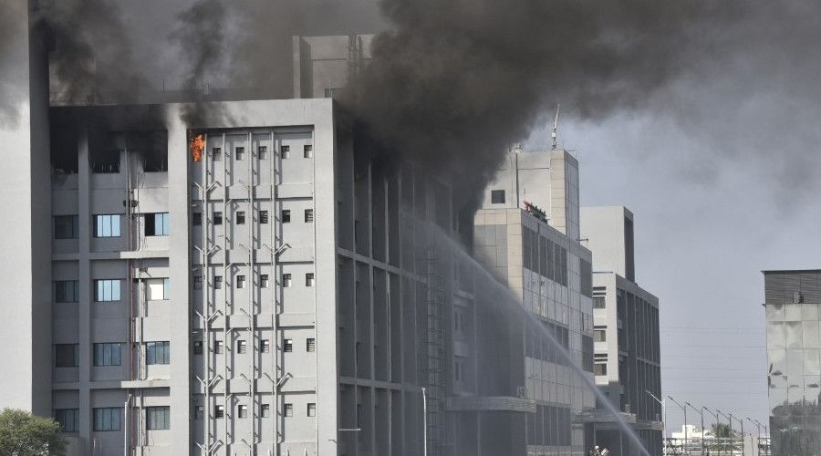 Hindistan'da a�� �retim merkezinde yang�n