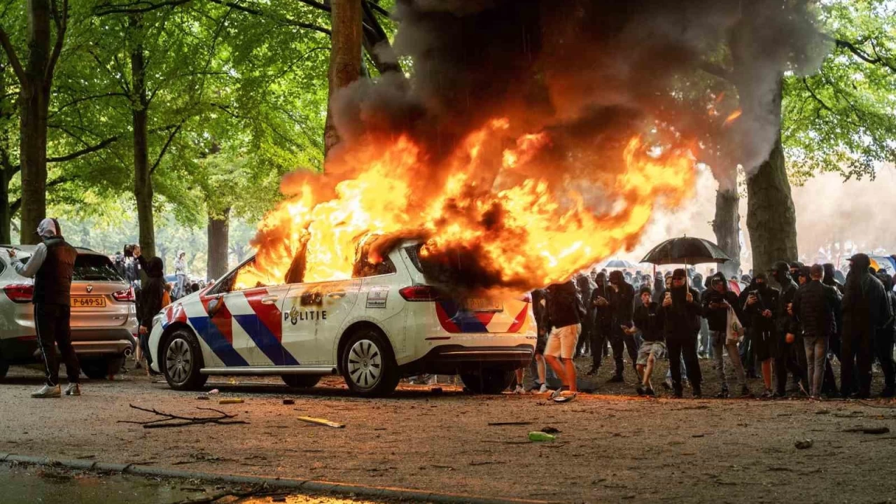 Hollanda'da gmen kart gstericiler polisle att