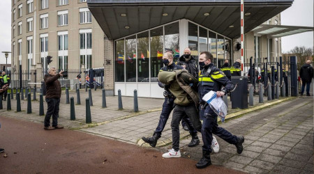 Hollanda'da polise saldıran 12 PKK yandaşı gözaltına alındı