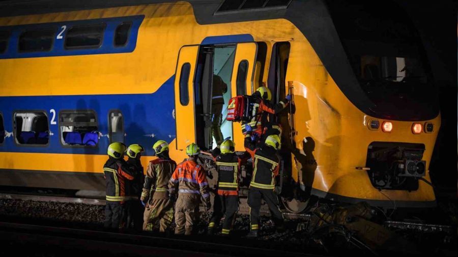 Hollanda'da yolcu treni raydan çıktı: 1 ölü, 30 yaralı