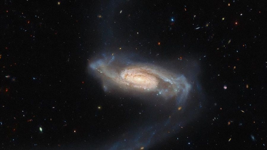 Hubble Uzay Teleskobu "tuhaf" kollu yeni bir galaksi ke�fetti