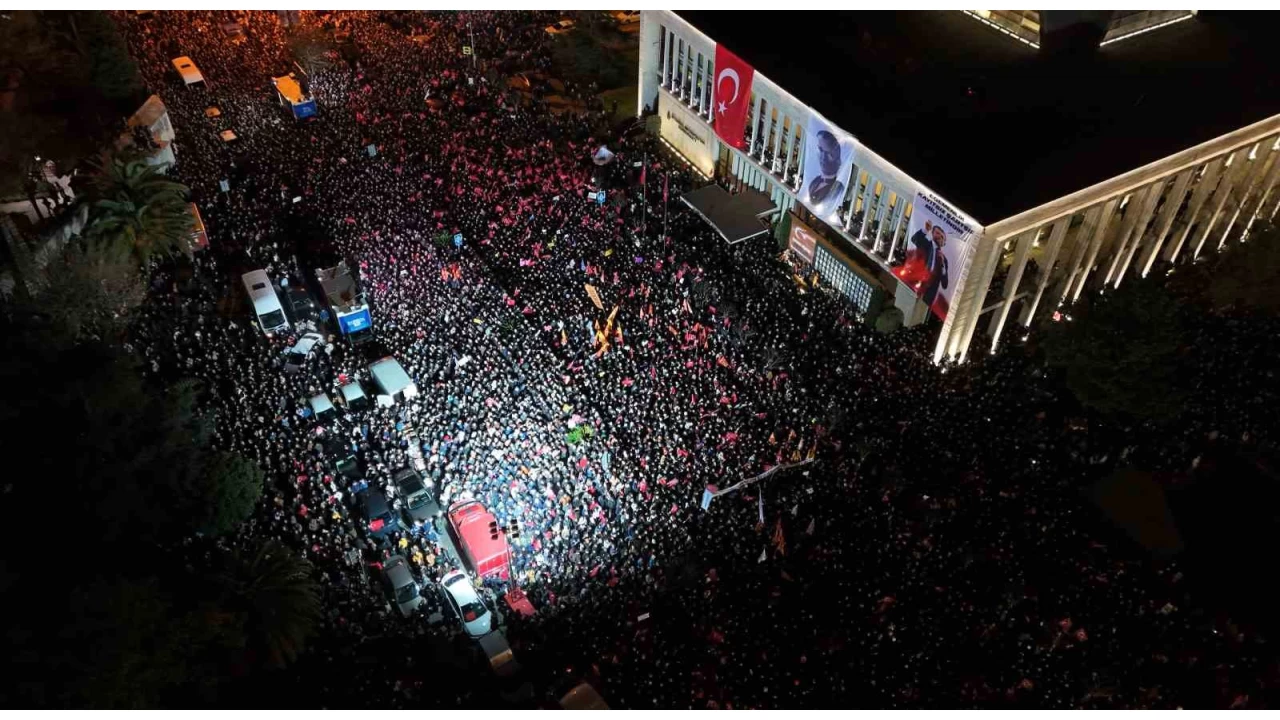 İBB binası önündeki kalabalık havadan görüntülendi