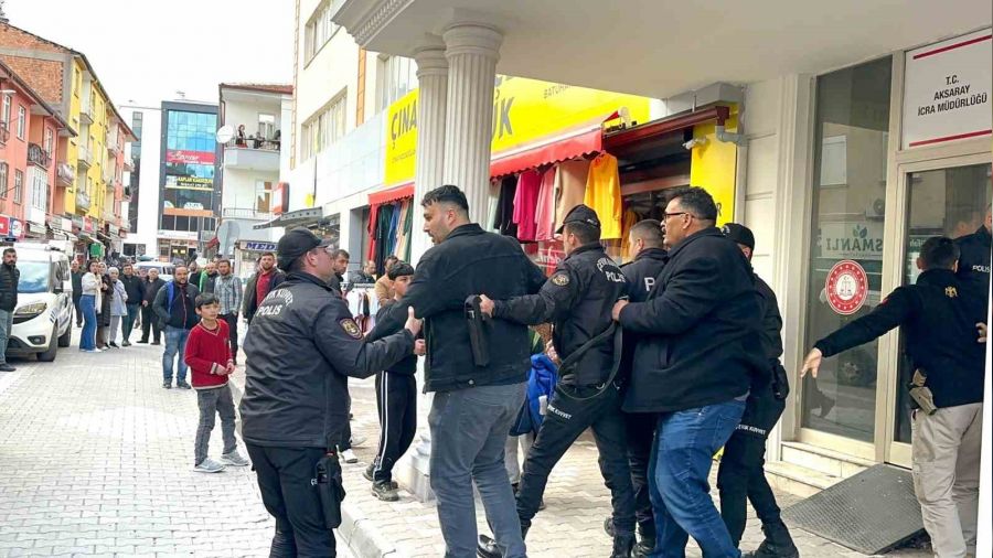 halede yumruklar konutu: 2 yaral, 3 gzalt