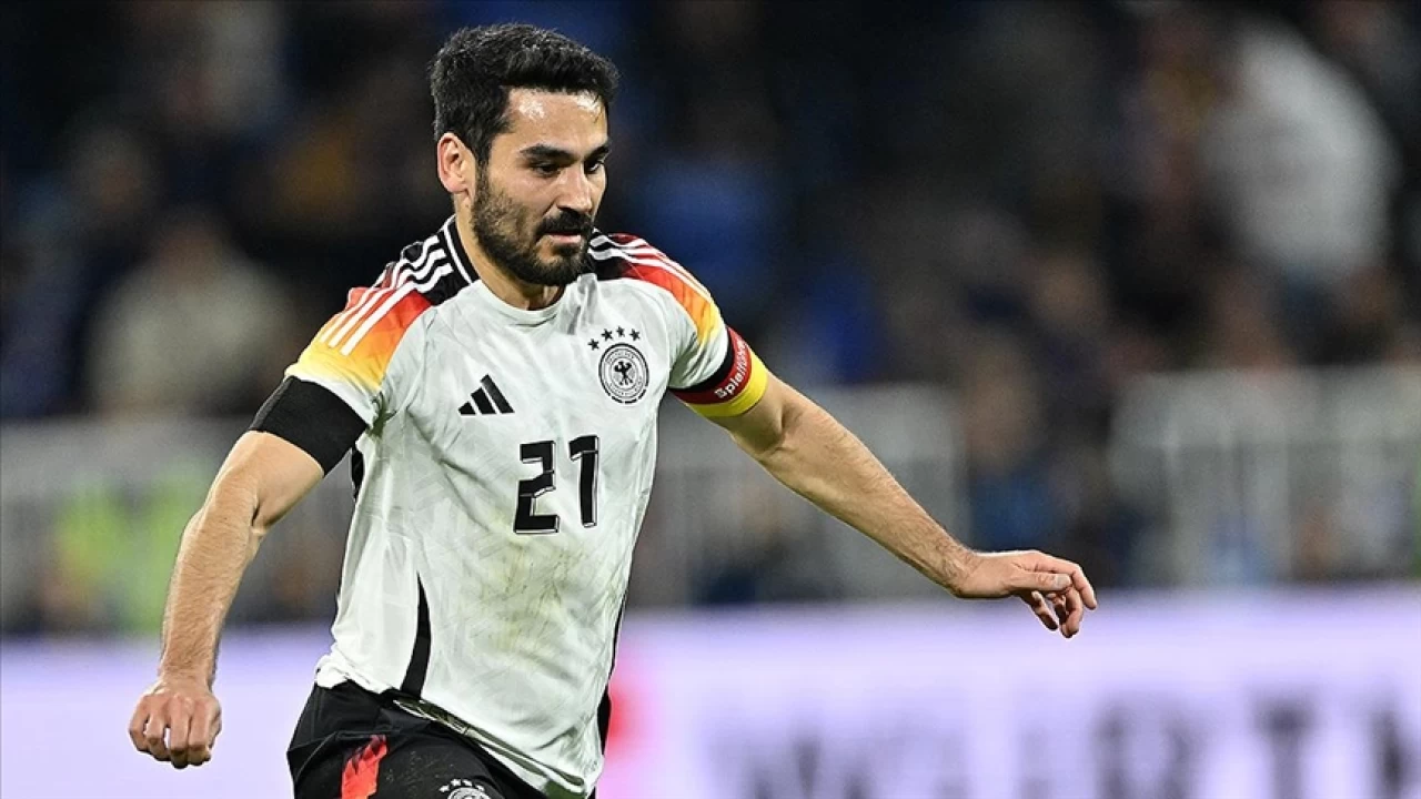 İki Bayrak Arasında: Alman Milli Takımında Türk Asıllı Futbolcuların Hikâyesi