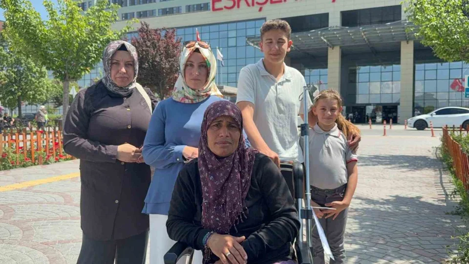 İki çocuk annesi, 2 erkek tarafından sopayla darbedildiğini iddia etti