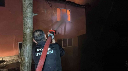 İki katlı ev alev alev yandı, arı kovanlarına alevlerin sıçramasını itfaiye engelledi