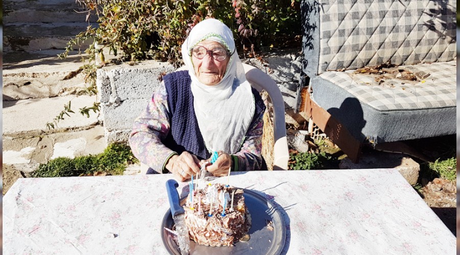 �lk kez do�um g�n� kutlad�