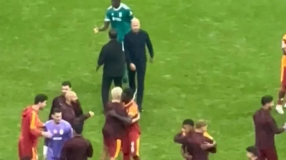 �ngilizlerden Okan Buruk'a �irkin hareket