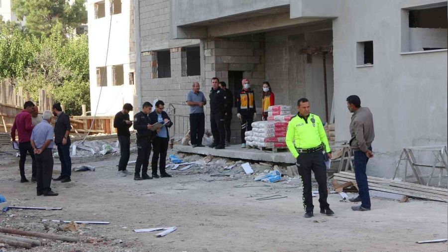 İnşaat işçisi asansör boşluğuna düştü