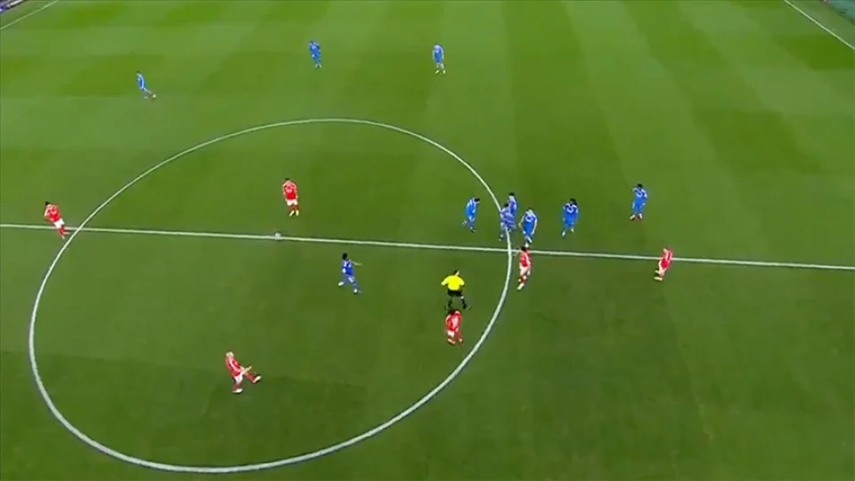 Irk�� sloganlar Benfica-Real Madrid ma��n� 10 dakika durdurdu