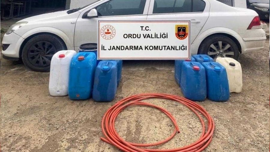 İş makinesinden mazot çekerken suçüstü