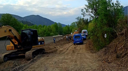 İşçi ekskavatörün altında kaldı