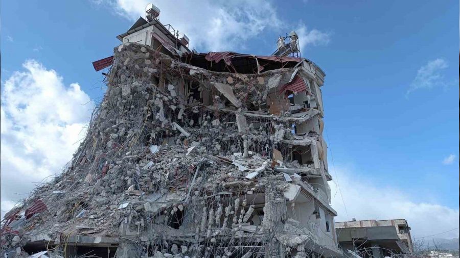 �slahiye'de enkaz kald�rma ve bina y�k�m i�lemleri s�r�yor