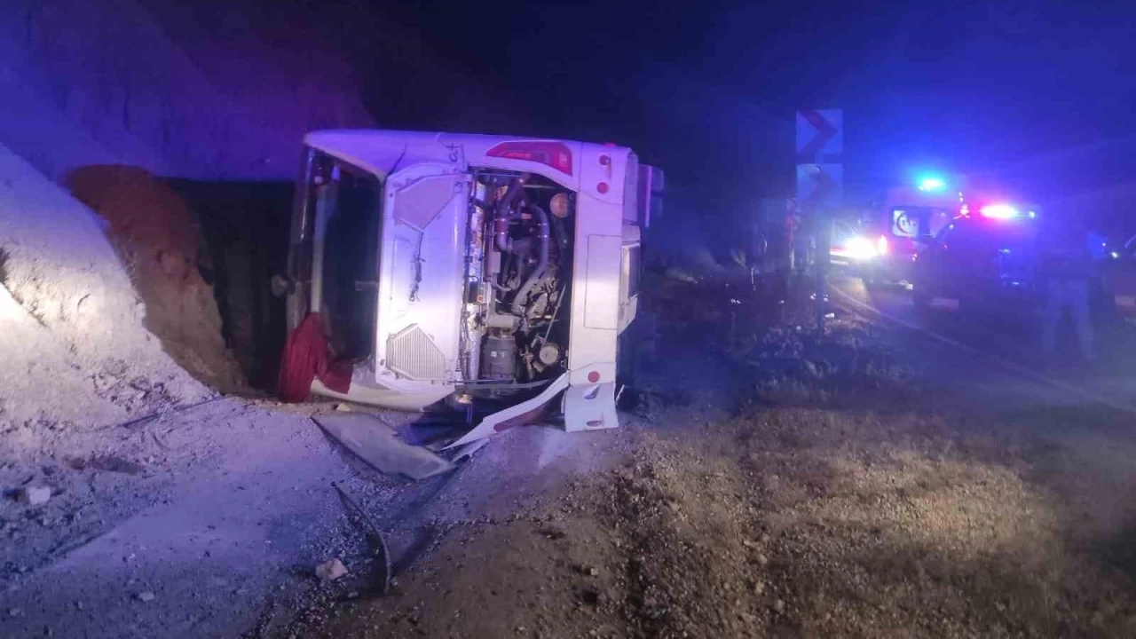 Isparta-Antalya karayolunda yolcu otob�s� devrildi: 13 yaral�