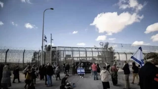 İsrailli aşırı sağcılar Gazze'ye yardım tırlarının geçişini engelledi: Düşmana yiyecek yok