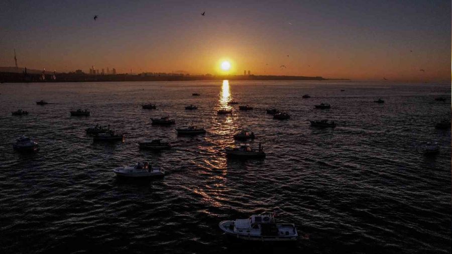 İstanbul'da balıkçıların gün doğumu ile buluşması