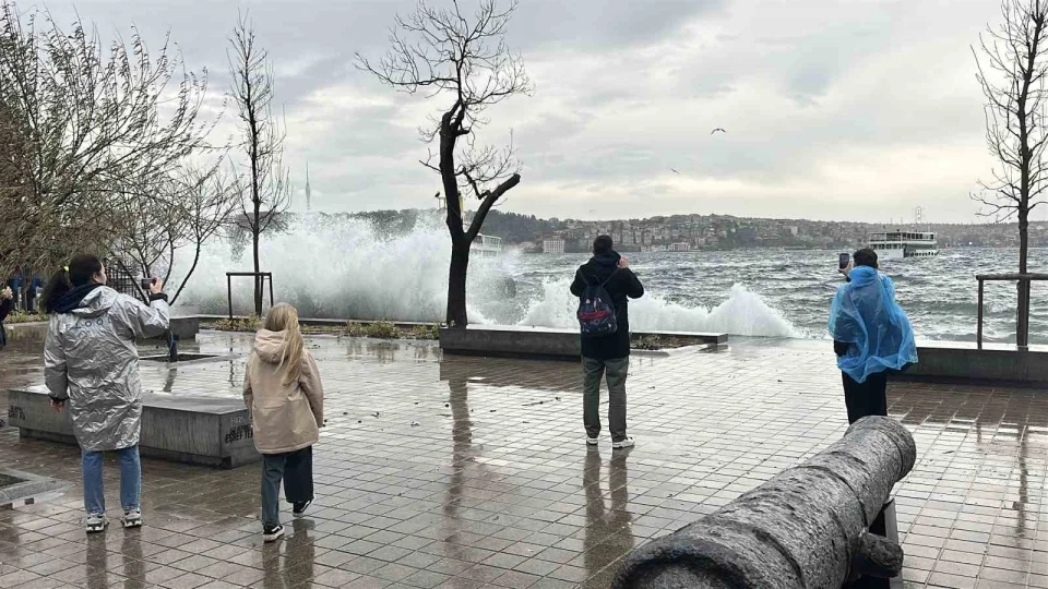 �stanbul'da dev dalgalar olu�tu