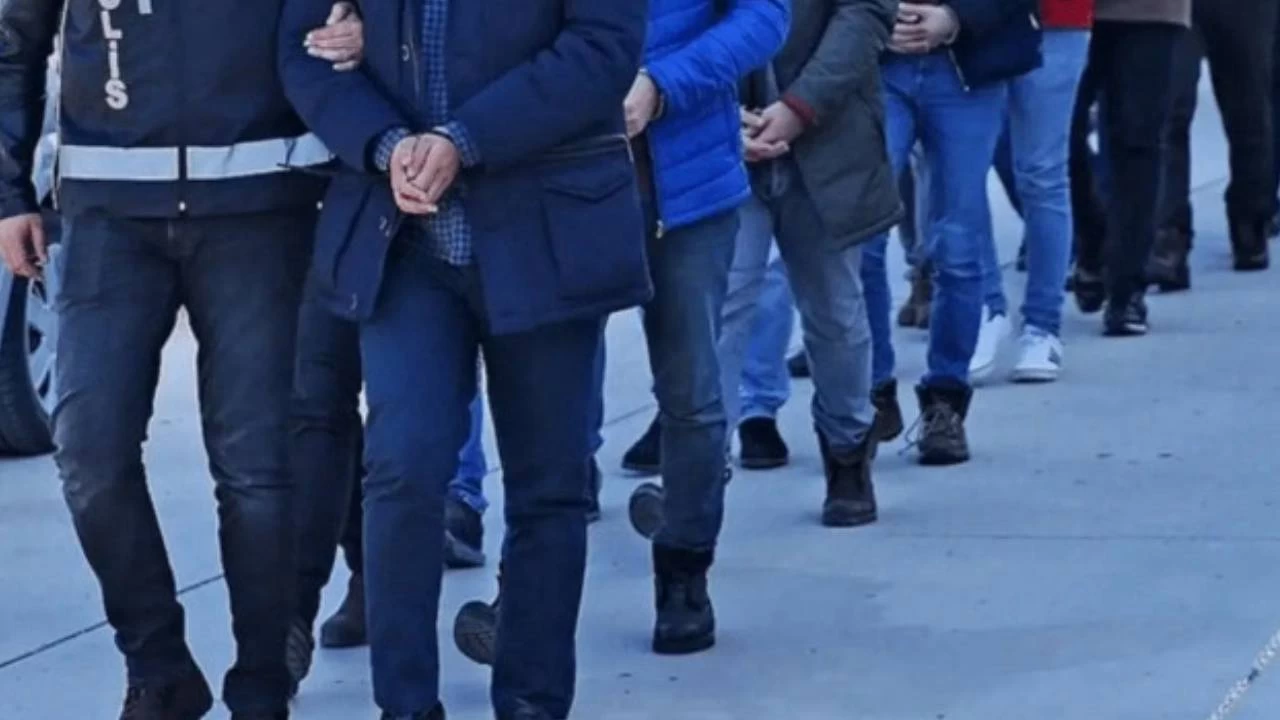 �stanbul'da FET� operasyonunda 13 ��pheli yakaland�