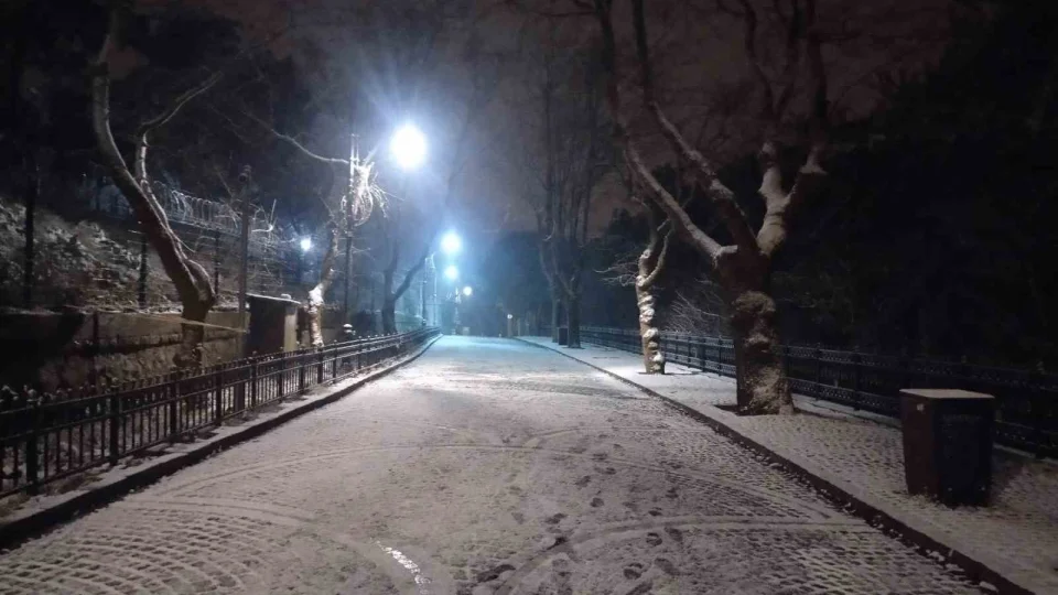 �stanbul'da kar manzaralar�: �aml�ca Tepesi beyaza b�r�nd�