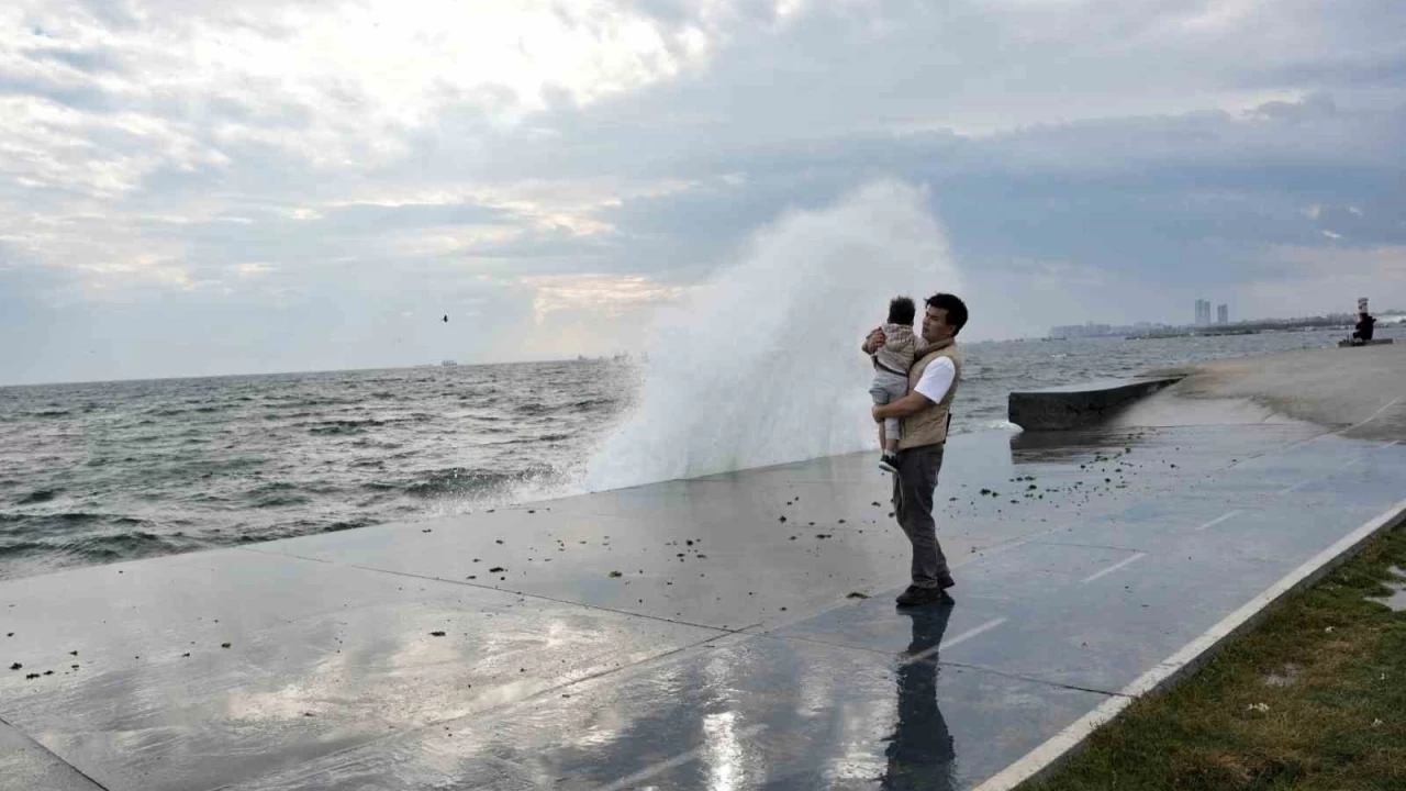 �stanbul'da �iddetli r�zgar nedeniyle dalgalar olu�tu