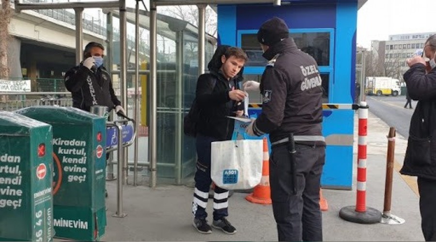 İstanbul'da toplu ulaşımda maske dağıtımı başladı