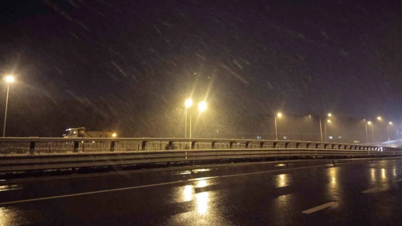 İstanbul'da yüksek kesimlerde kar yağışı etkili oluyor