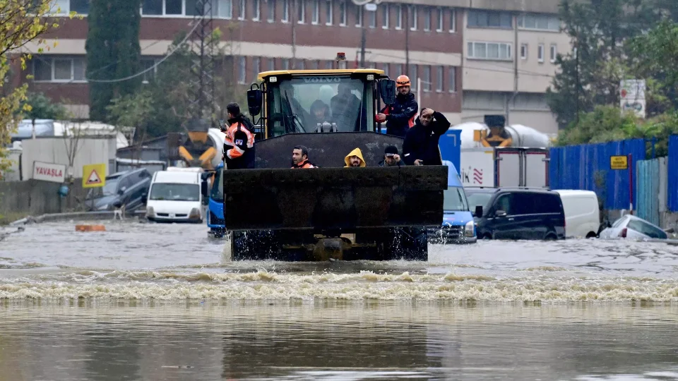  �stanbul'u vuran sel felaketinin bilan�osunu a��klayan Vali Davut G�l, selde 3 bin ev i� yerinin hasar g�rd���n� s�yledi. Vali G�l �stanbul ve Kocaeli'nde hayat�n� kaybedenlerin say�s�n�n 8'e y�kseldi�ini belirtti