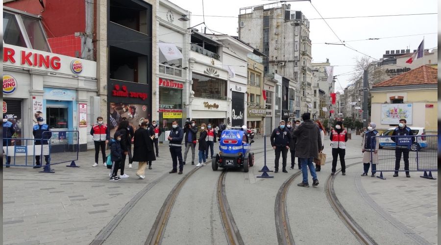 �stiklal Caddesi'ne girmek isteyenler tek tek kontrol ediliyor