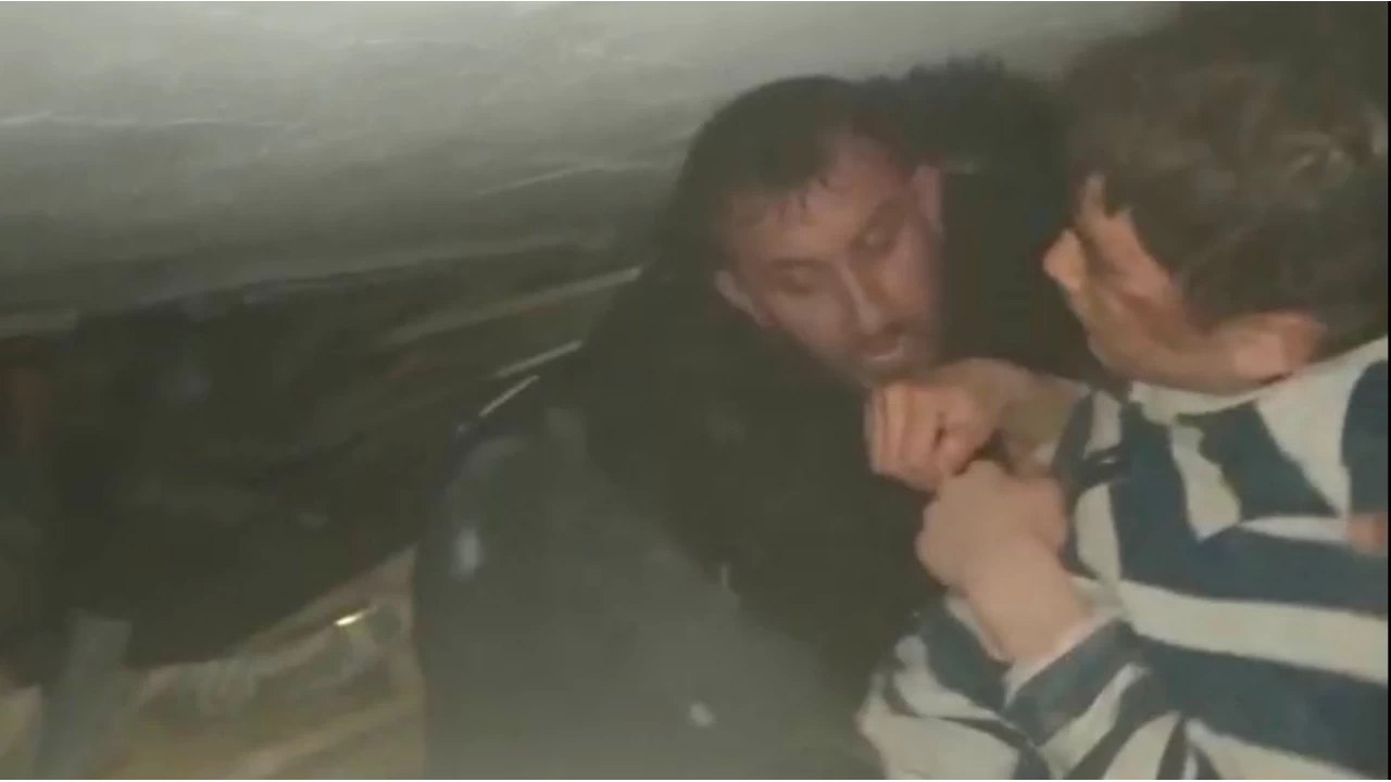 �tfaiyeci baba enkaz alt�ndaki o�luna "Sen bekle" dedi, �nce ba�kalar�n� kurtard�