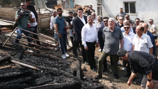 Y Parti lideri, yangnndan etkilenen mahalleyi ziyaret etti