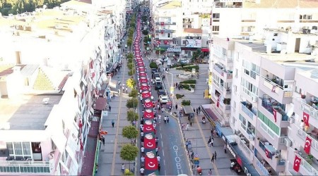 İzmir'de 190 genç 190 metrelik Türk bayrağını taşıdı