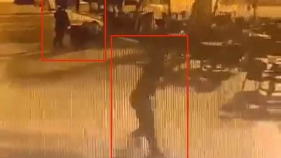 �zmir'de belediyeye ait kafeye silahl� sald�r� kamerada