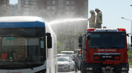 İzmir'de elektrikli otobüs alev alev yandı
