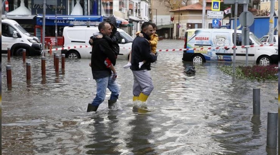 İzmir'de fırtına nedeniyle 5 tekne battı