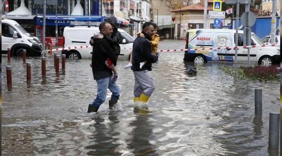 zmir'de frtna nedeniyle 5 tekne batt