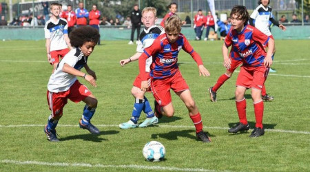 İzmir'de futbol şenliği sürüyor