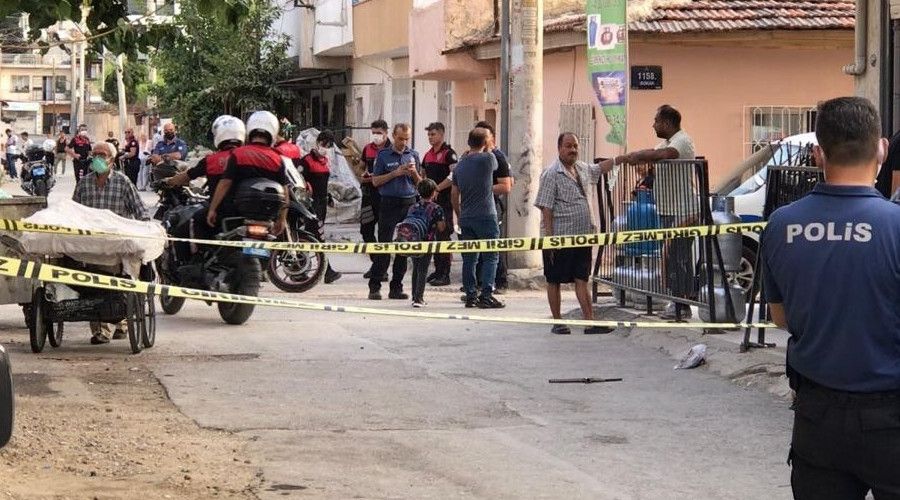 İzmir'de husumetlilerinden aileye silahlı saldırı